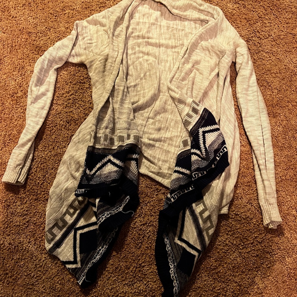 Whiteish/grey with navy blue open sweater top
